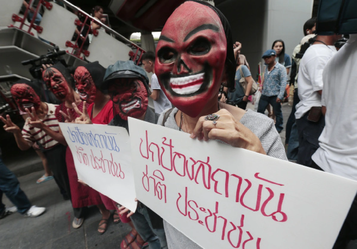 ม็อบหน้ากากขาวชุมนุมต้านระบอบทักษิณ