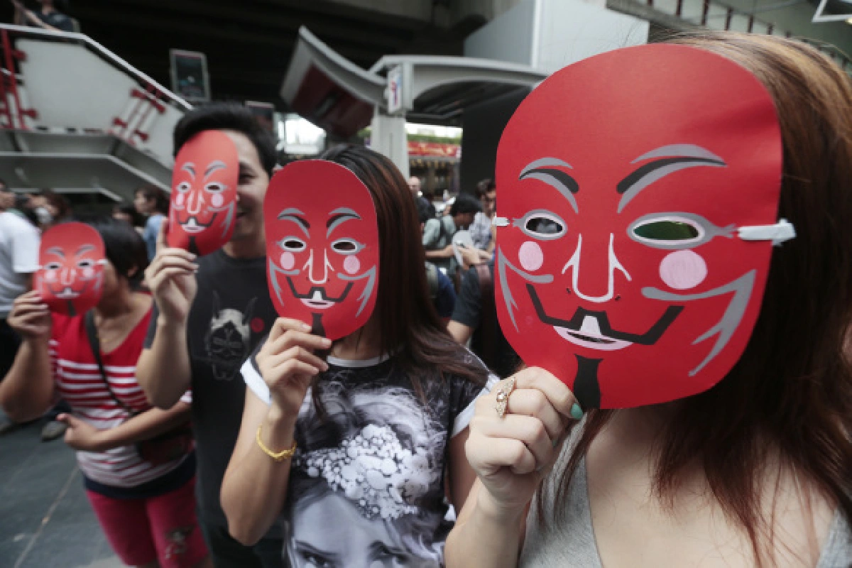 ม็อบหน้ากากขาวชุมนุมต้านระบอบทักษิณ