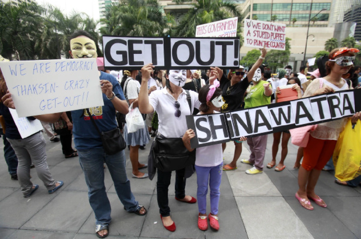 ม็อบหน้ากากขาวชุมนุมต้านระบอบทักษิณ