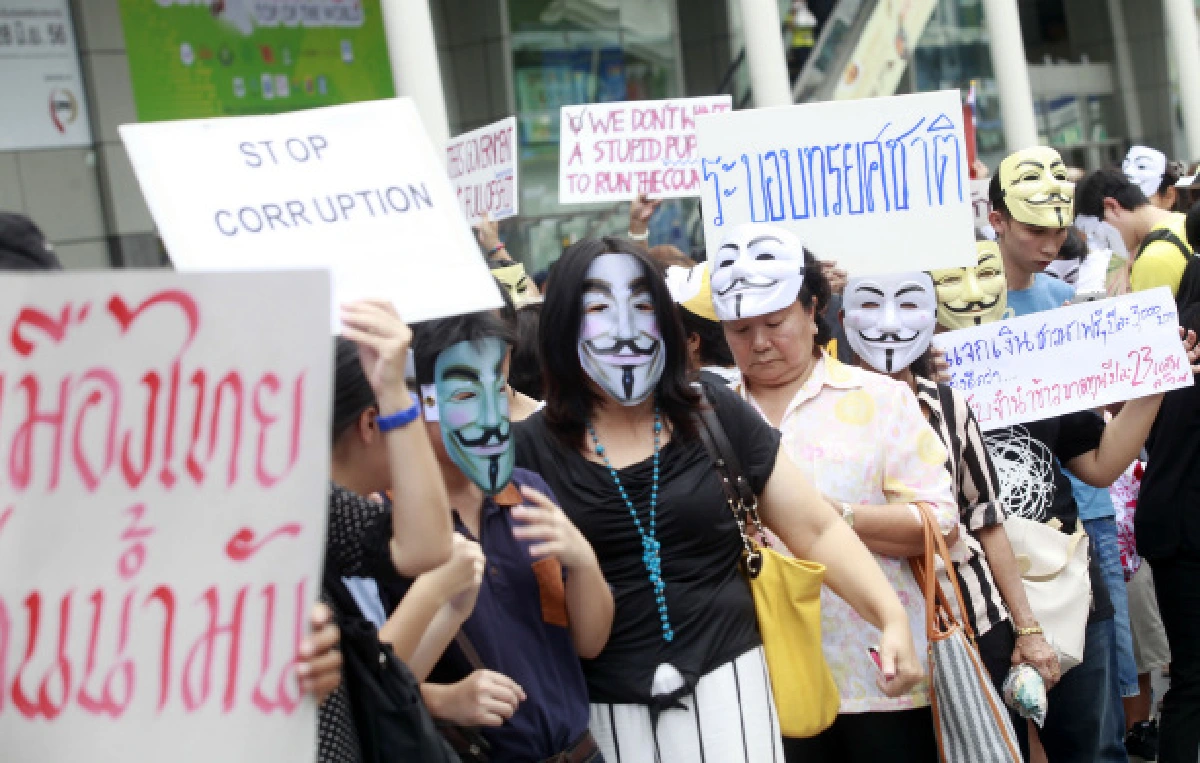 ม็อบหน้ากากขาวชุมนุมต้านระบอบทักษิณ