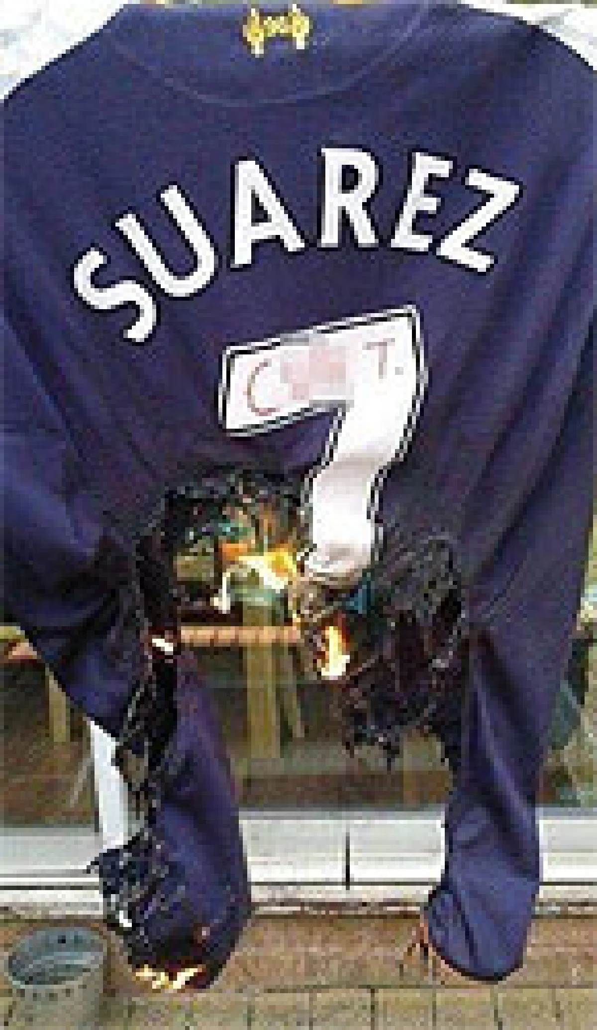 แฟนหงส์แค้นเผาเสื้อซัวเรซ