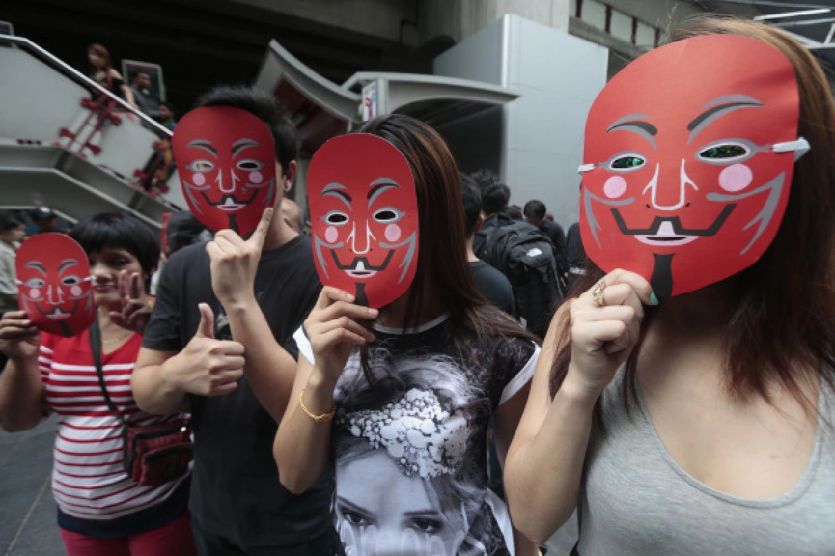 ม็อบหน้ากากแดงชุมนุมค้านหน้ากากขาว