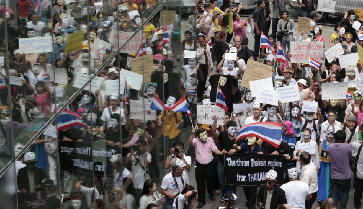 ม็อบหน้ากากขาวชุมนุมต้านระบอบทักษิณ