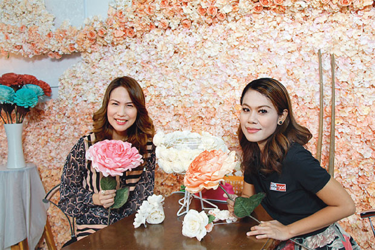 โคมไฟ ดอกไม้ประดิษฐ์ จาก...ต้นโสน โคมไฟ ดอกไม้ประดิษฐ์ จาก...ต้นโสน