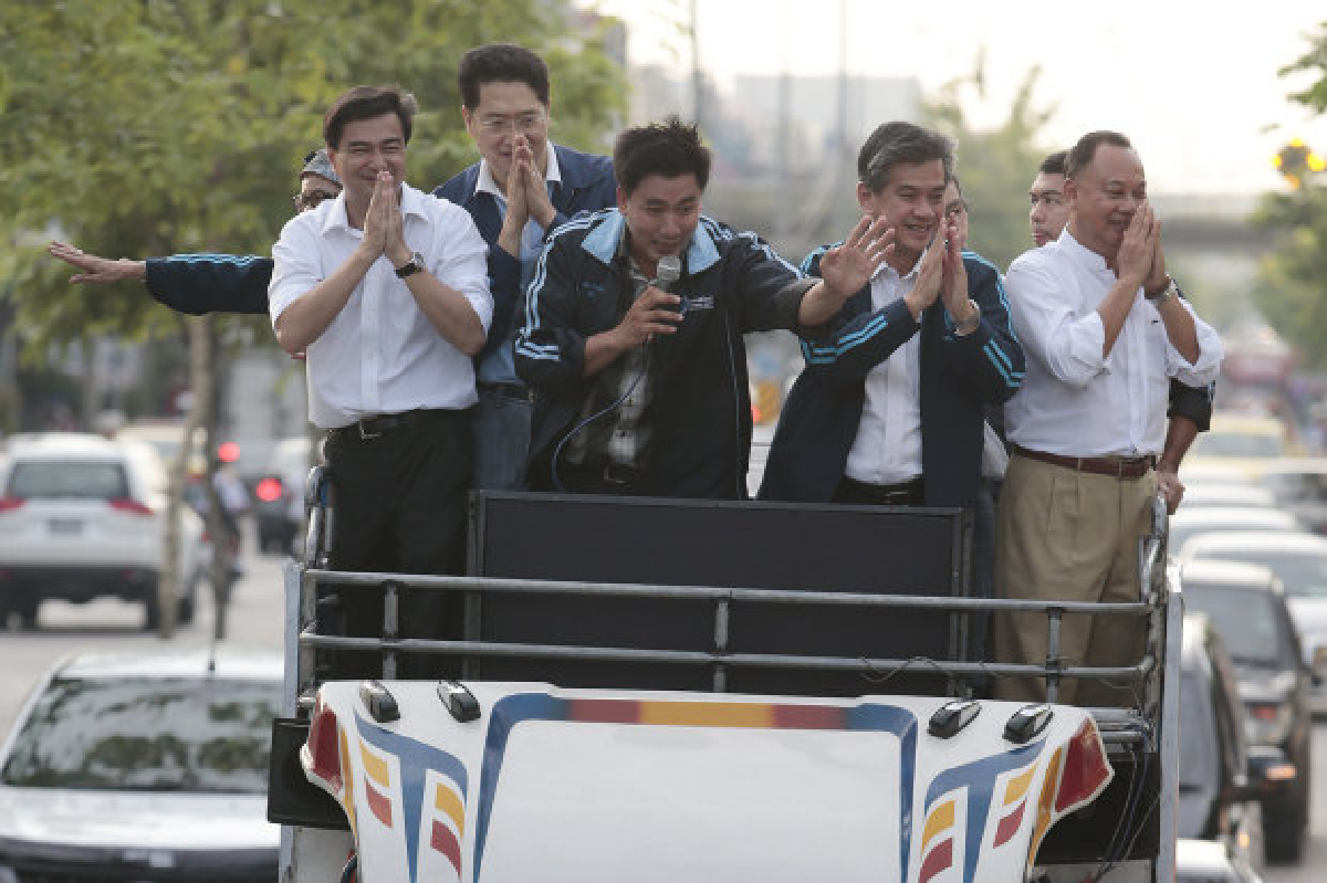 มาร์คพาอี้ขึ้นรถแห่ขอบคุณคนดอนเมือง มาร์คพาอี้ขึ้นรถแห่ขอบคุณคนดอนเมือง
