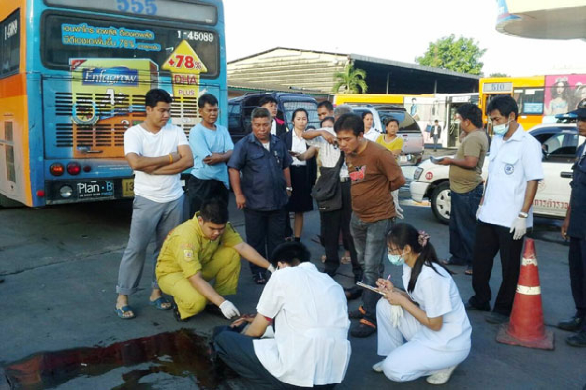 รปภ.โดนรถเมล์ทับดับกลางอู่ รปภ.โดนรถเมล์ทับดับกลางอู่