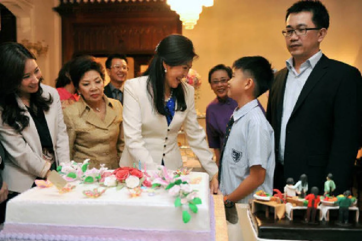 ยิ่งลักษณ์ตัดเค้กหอมแก้มน้องไปป์งานวันเกิด