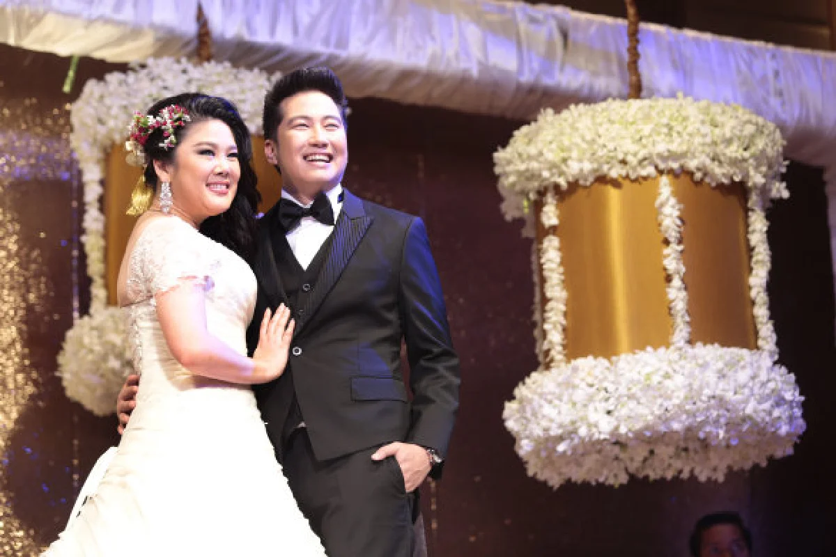 ยิ่งลักษณ์ร่วมอวยพรงานแต่ง"ชยิกา-ไผ่"