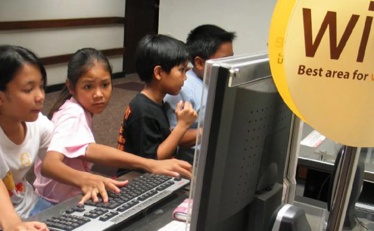 Web use passes TV in Thailand