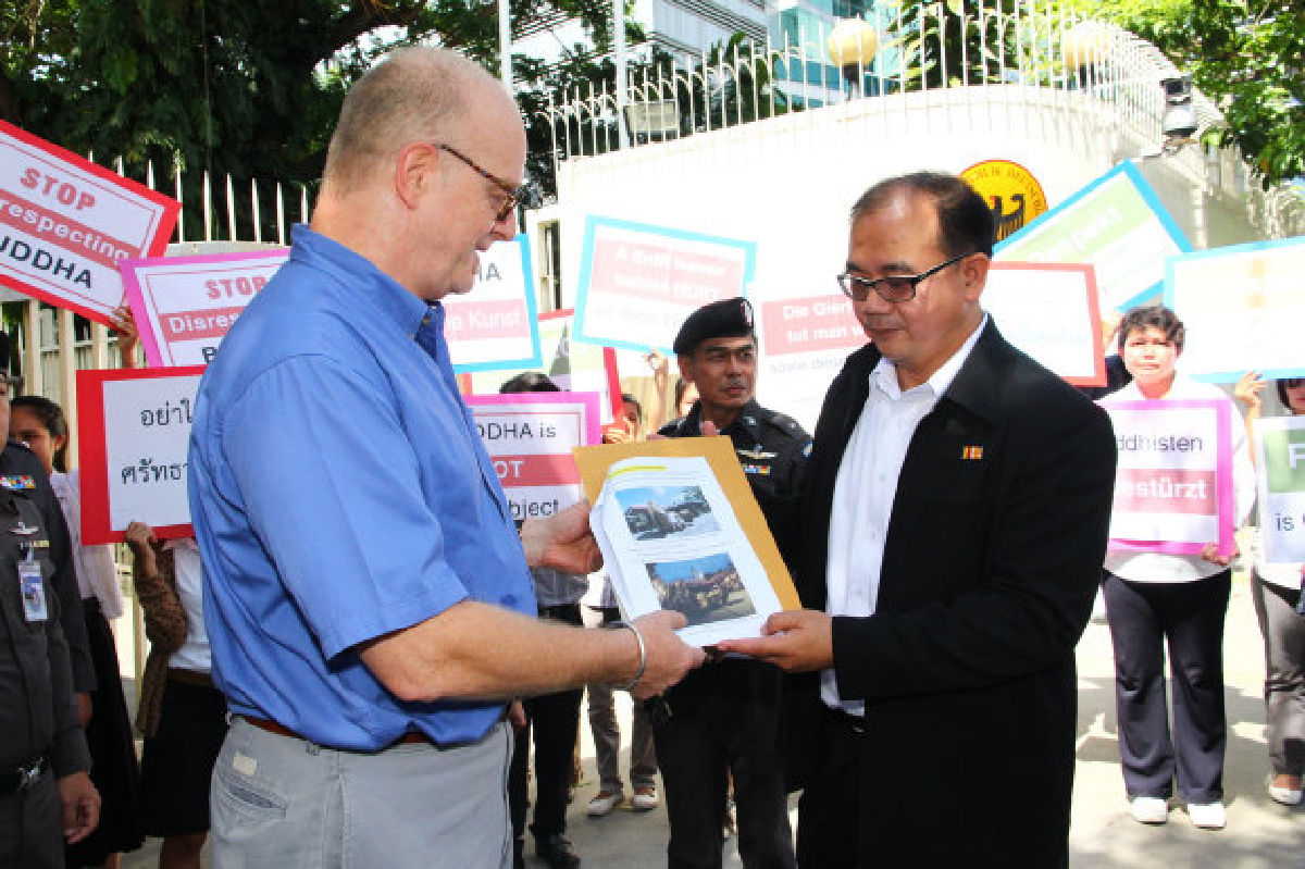 ชาวพุทธยื่นหนังสือค้านโชว์ศิลปะพระนอนหงาย ชาวพุทธยื่นหนังสือค้านโชว์ศิลปะพระนอนหงาย
