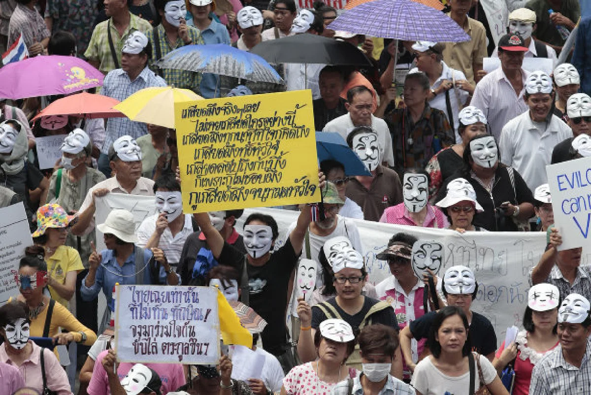 หน้ากากขาวยังชุมนุมต้านรัฐบาลยิ่งลักษณ์