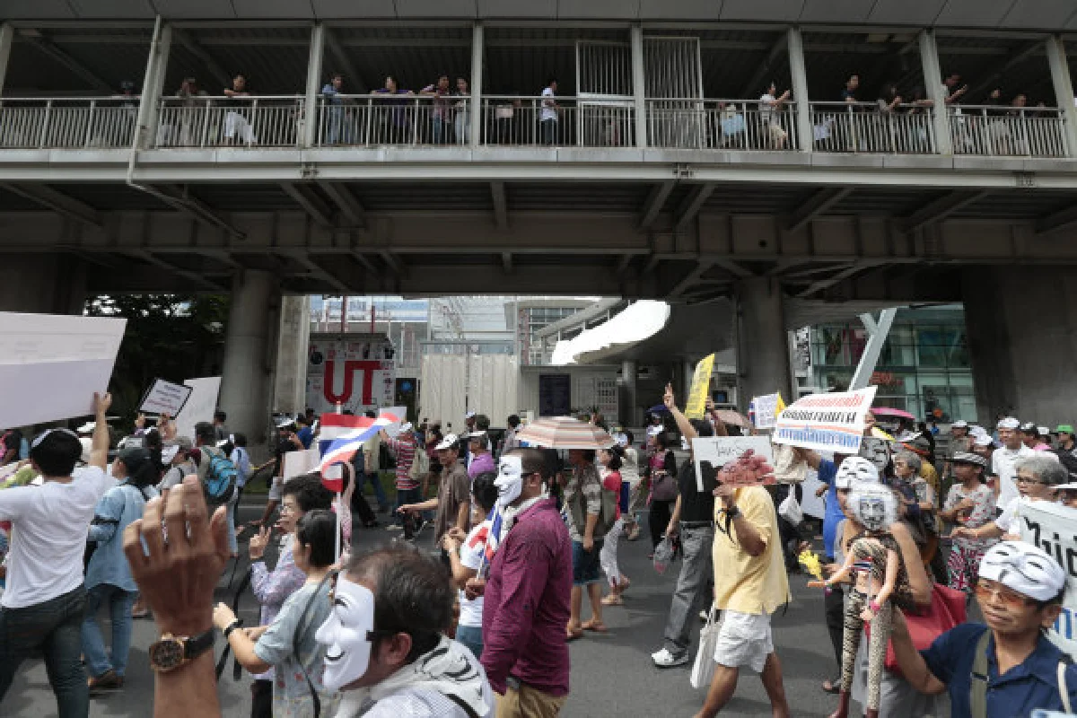 หน้ากากขาวยังชุมนุมต้านรัฐบาลยิ่งลักษณ์