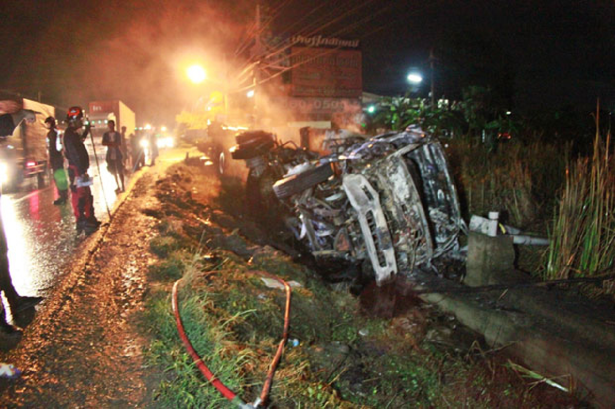 สิบล้อพุ่งชนพ่วง18ล้อไฟลุกท่วมวอด สิบล้อพุ่งชนพ่วง18ล้อไฟลุกท่วมวอด