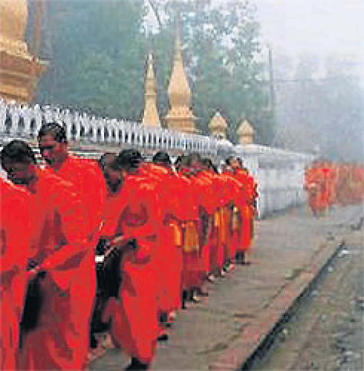 ใคร...ในผ้าเหลือง