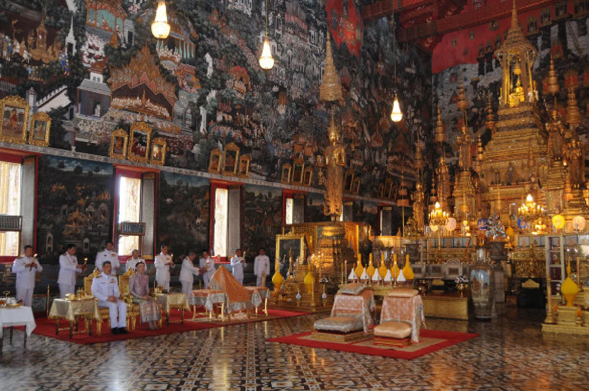 สมเด็จพระบรมฯเสด็จฯเปลี่ยนเครื่องทรงพระแก้วมรกต