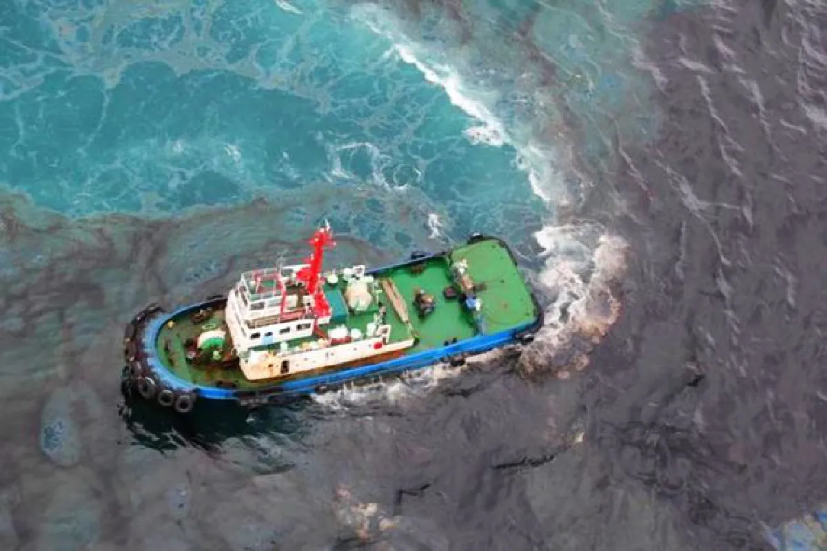 Oil spill hits beach at Koh Samet island (Update 2)