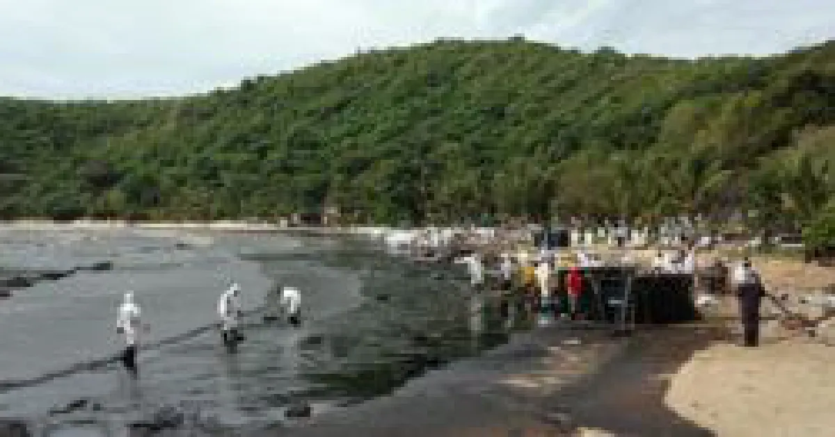 Oil spill hits beach at Koh Samet island (Update 2)