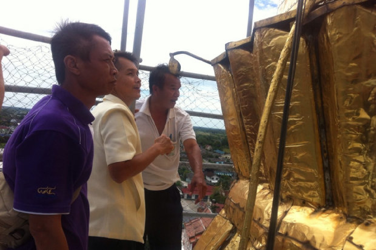 พบกลีบบัวทองคำองค์พระธาตุผุกร่อน พบกลีบบัวทองคำองค์พระธาตุผุกร่อน