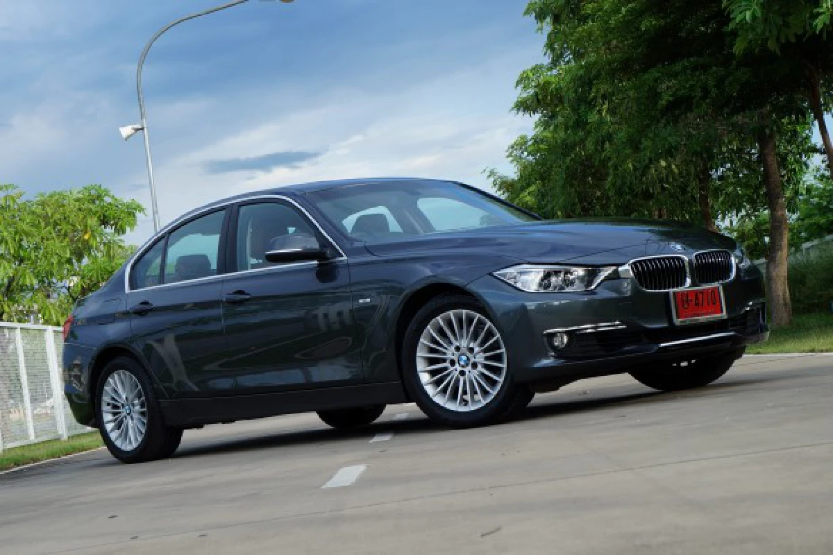 ขับสนุก!BMW320i Luxury Line