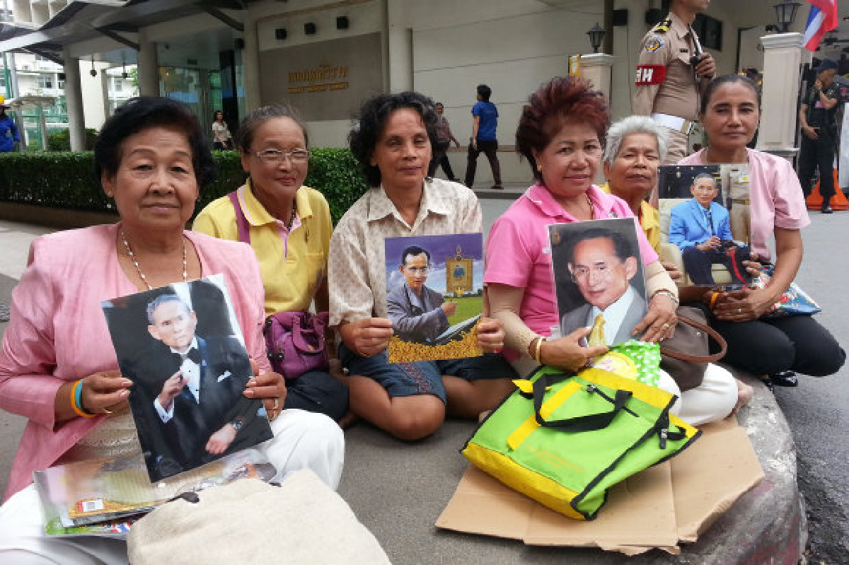 พสกนิกรปีติเฝ้าฯรับเสด็จฯในหลวง-พระราชินี พสกนิกรปีติเฝ้าฯรับเสด็จฯในหลวง-พระราชินี