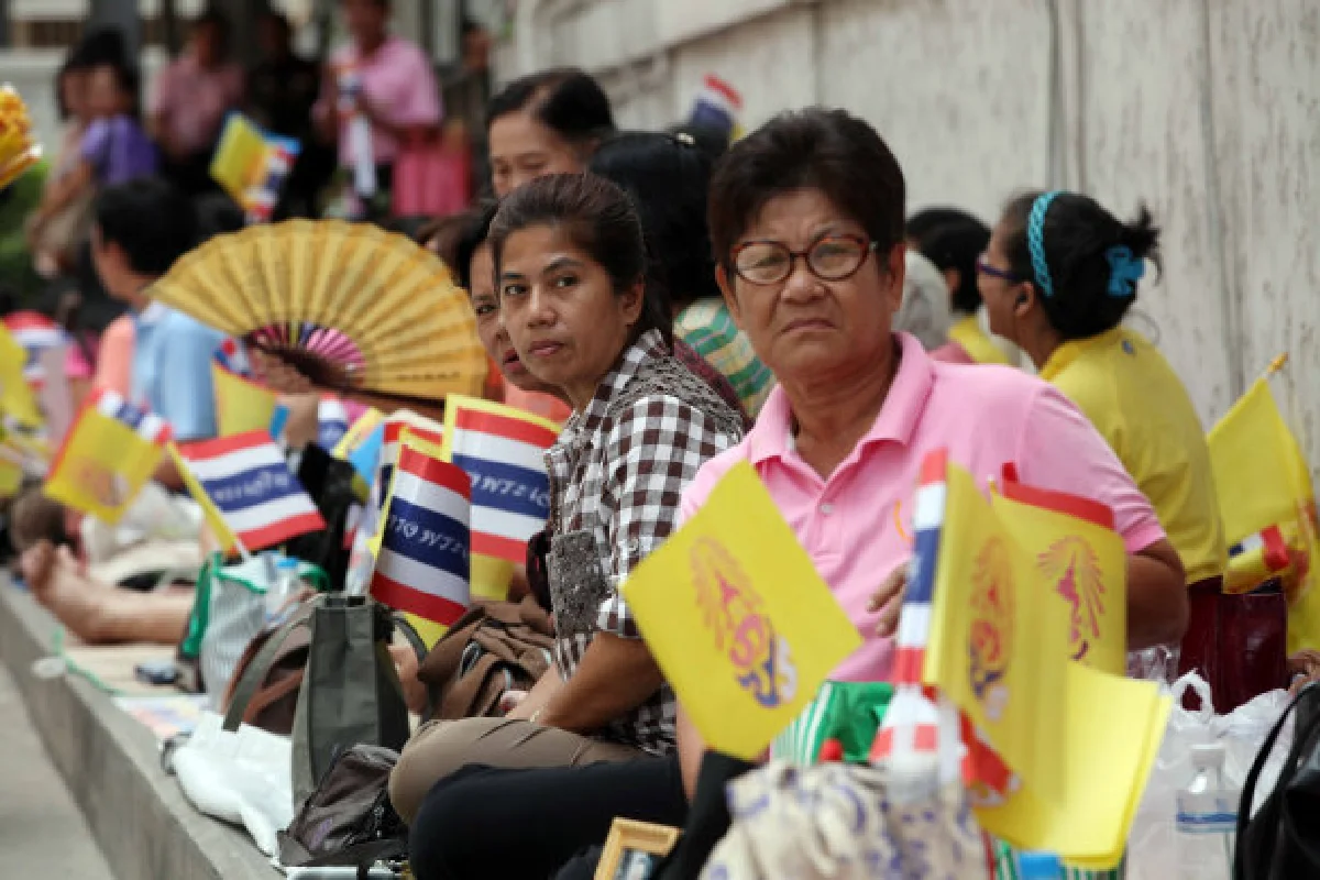 พสกนิกรปีติเฝ้าฯรับเสด็จฯในหลวง-พระราชินี