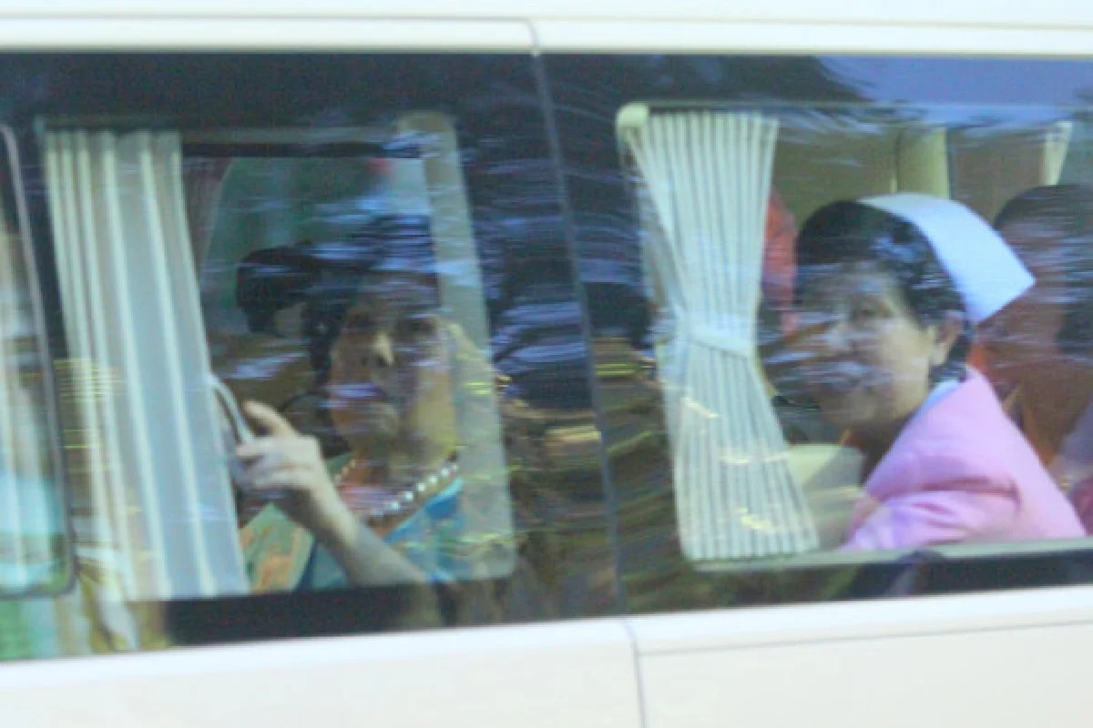 ในหลวง-พระราชินีเสด็จฯจากศิริราชไปประทับหัวหินแล้ว