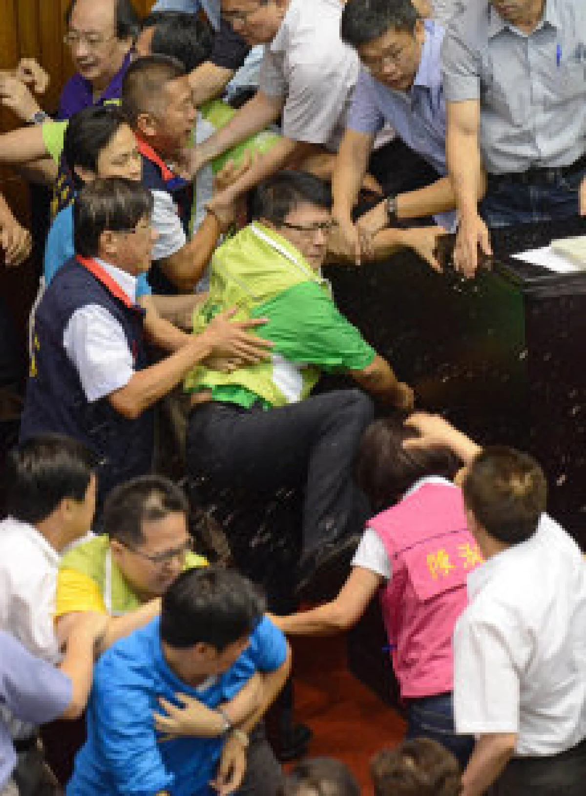 ฉาวอีก! สภาไต้หวันต่อยกันชุลมุน