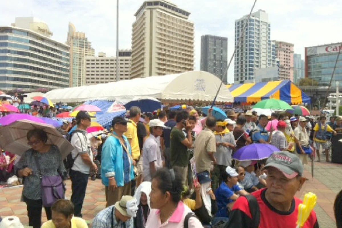 มวลชนโค่นทักษิณทยอยชุมนุมสวนลุม