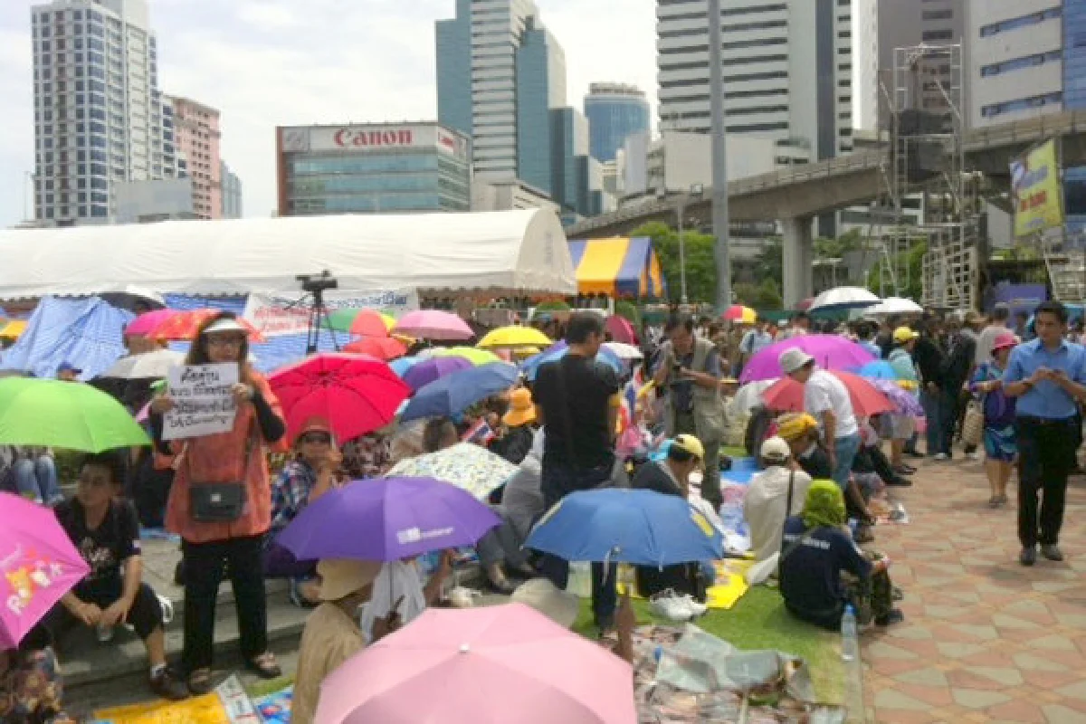 มวลชนโค่นทักษิณทยอยชุมนุมสวนลุม