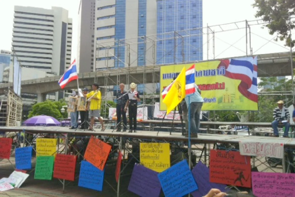 มวลชนโค่นทักษิณทยอยชุมนุมสวนลุม