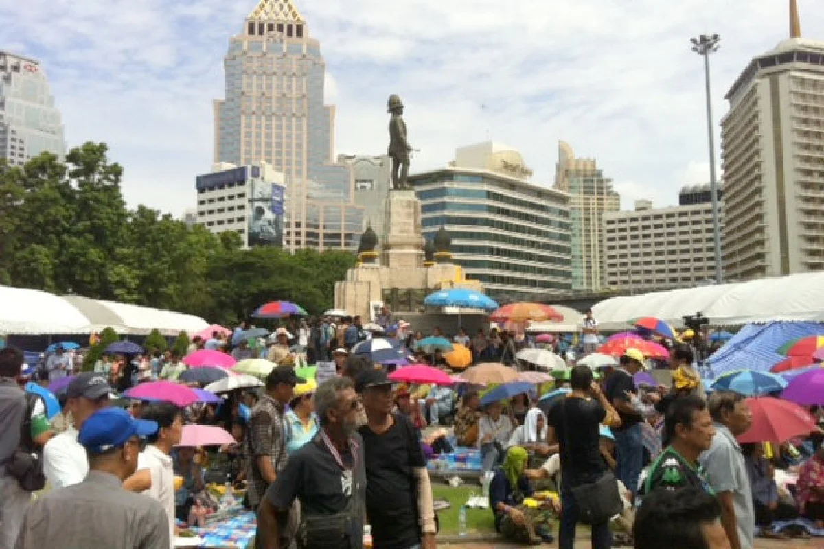 มวลชนโค่นทักษิณทยอยชุมนุมสวนลุม