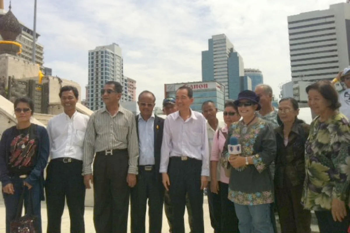 มวลชนโค่นทักษิณทยอยชุมนุมสวนลุม