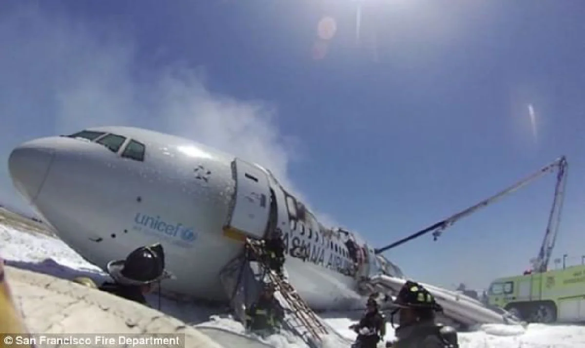 เผยนาทีผู้โดยสารเอเชียน่าเจอรถดับเพลิงทับ