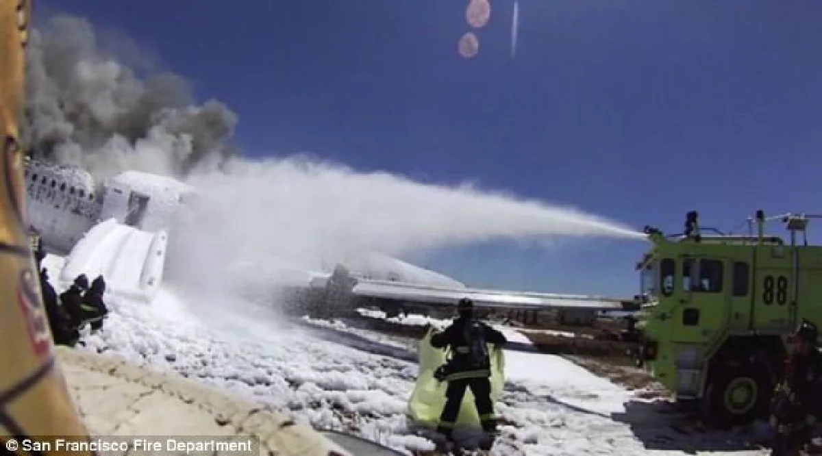 เผยนาทีผู้โดยสารเอเชียน่าเจอรถดับเพลิงทับ