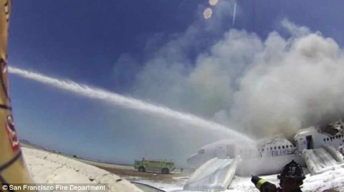 เผยนาทีผู้โดยสารเอเชียน่าเจอรถดับเพลิงทับ