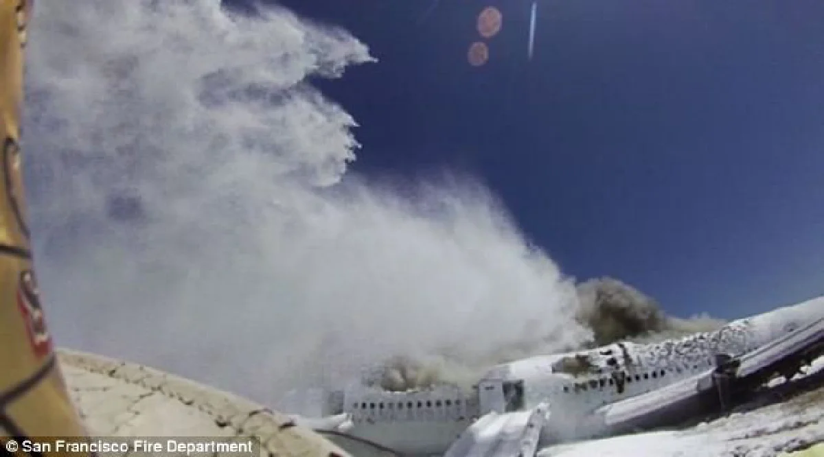 เผยนาทีผู้โดยสารเอเชียน่าเจอรถดับเพลิงทับ