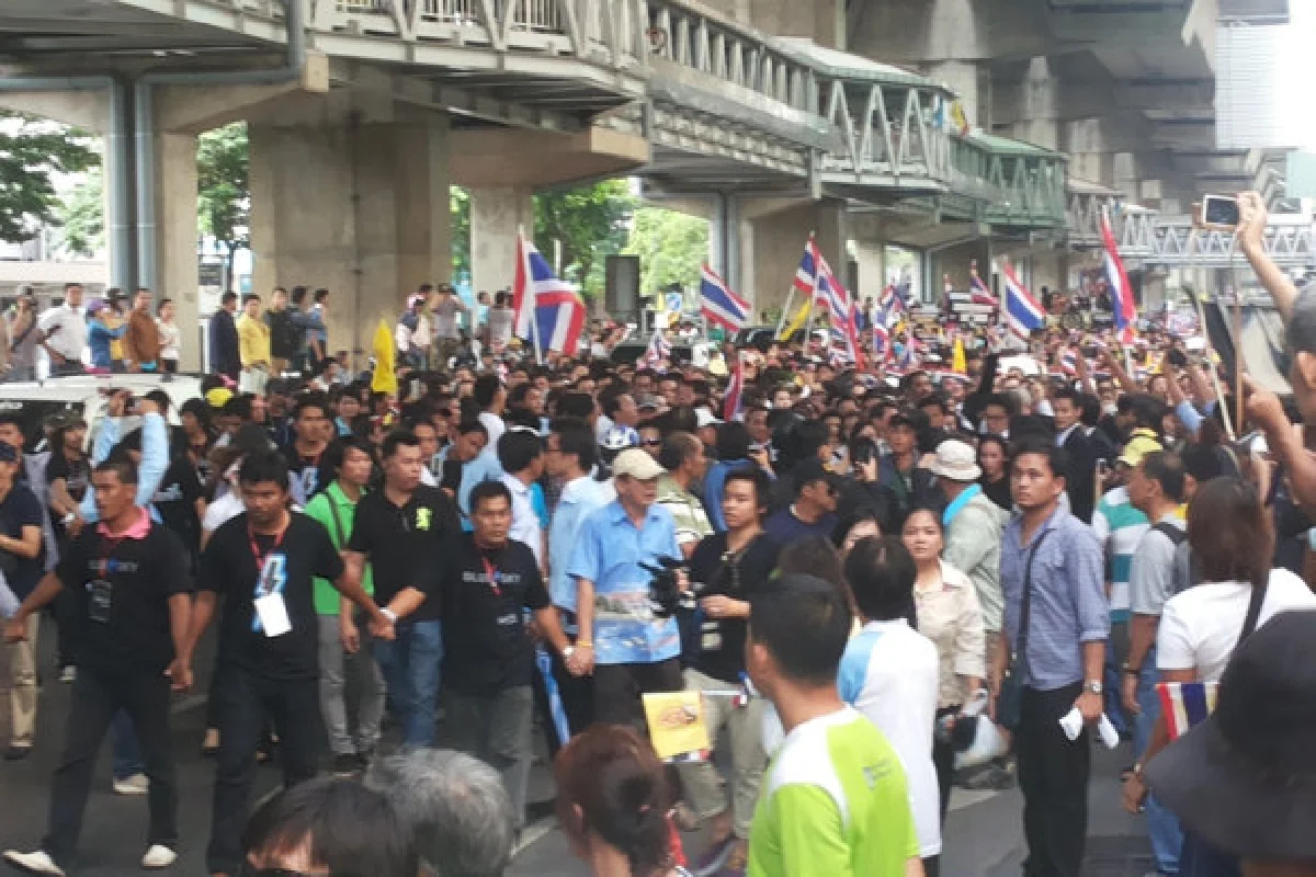 ปชป.นำมวลชนเคลื่อนขบวนไปสภาแล้ว