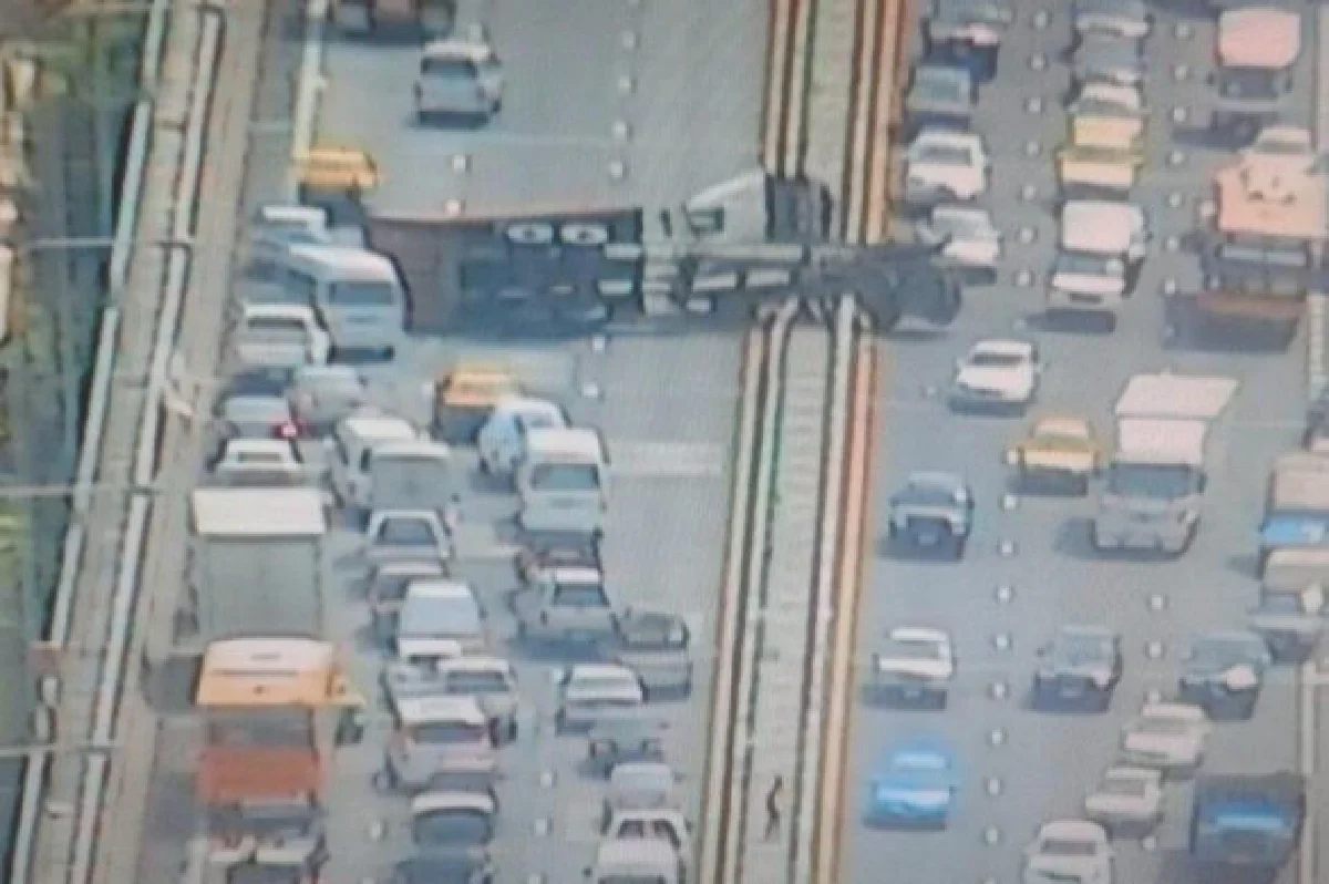 18ล้อคว่ำกลางสะพานแขวนจราจรติดหนัก