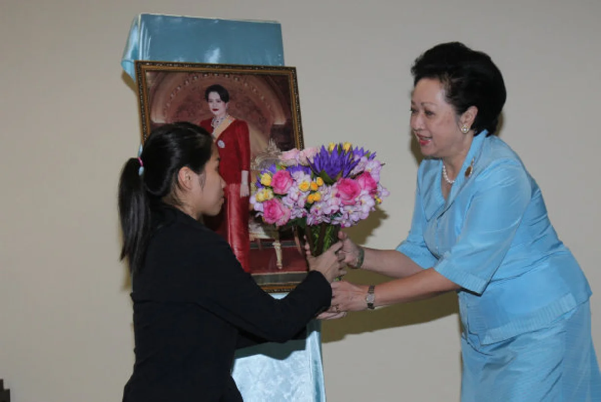พระราชินีพระราชทานดอกไม้ให้น้องเมย์