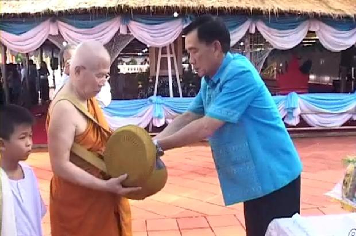 สกลนครทำบุญตักบาตรพระสงฆ์82รูปวันแม่ สกลนครทำบุญตักบาตรพระสงฆ์82รูปวันแม่