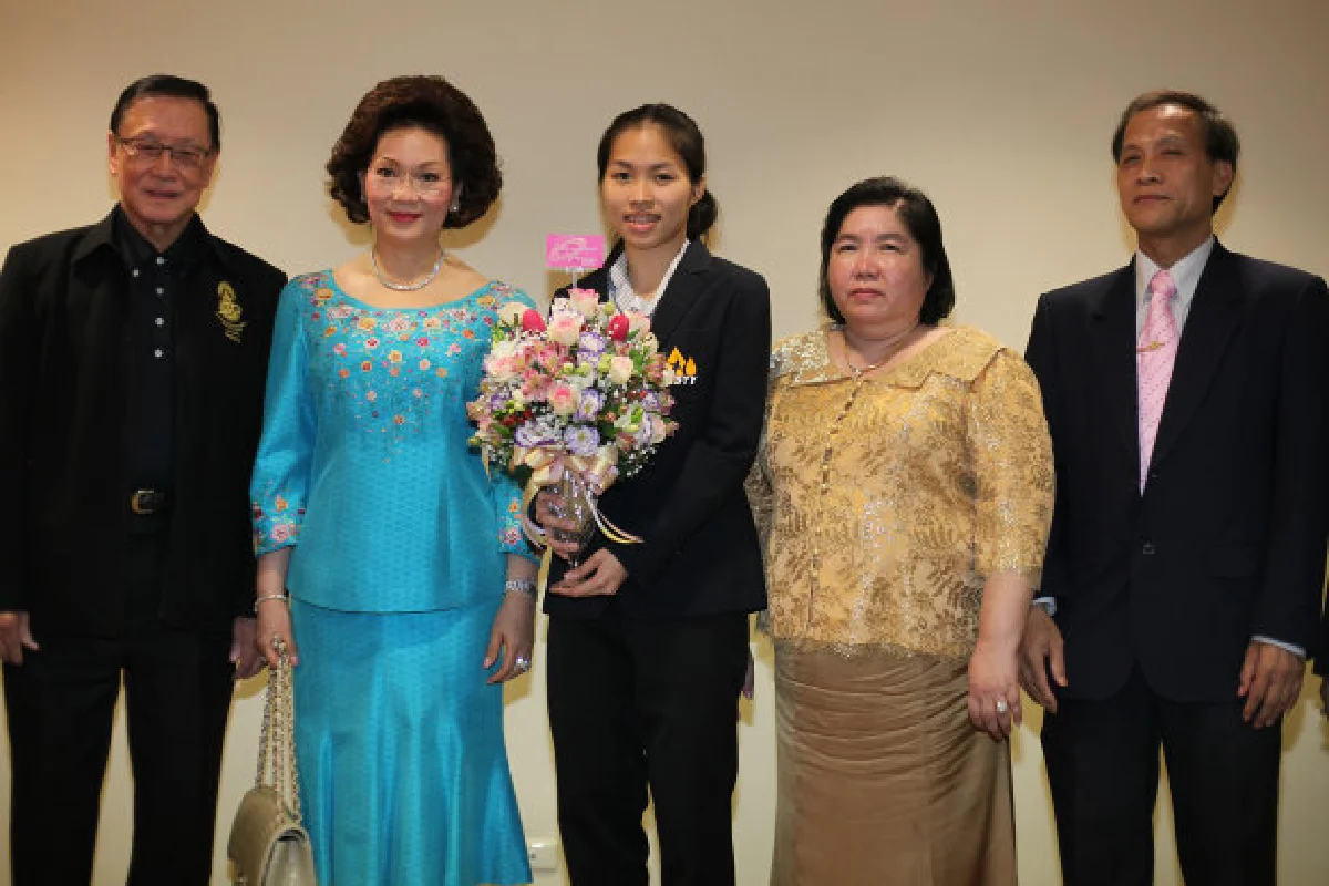 พระราชินีพระราชทานดอกไม้ให้น้องเมย์