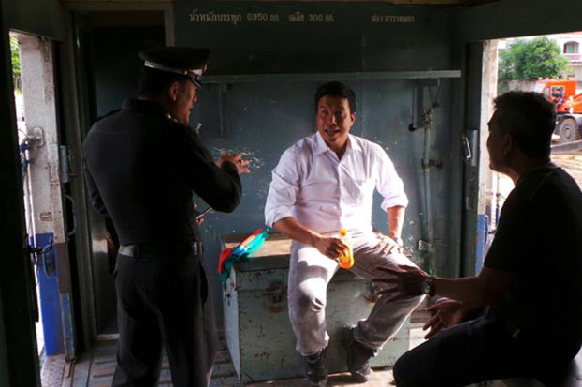 ชัชชาติลุยนั่งรถไฟชั้น3ไปสุรินทร์ ชัชชาติลุยนั่งรถไฟชั้น3ไปสุรินทร์