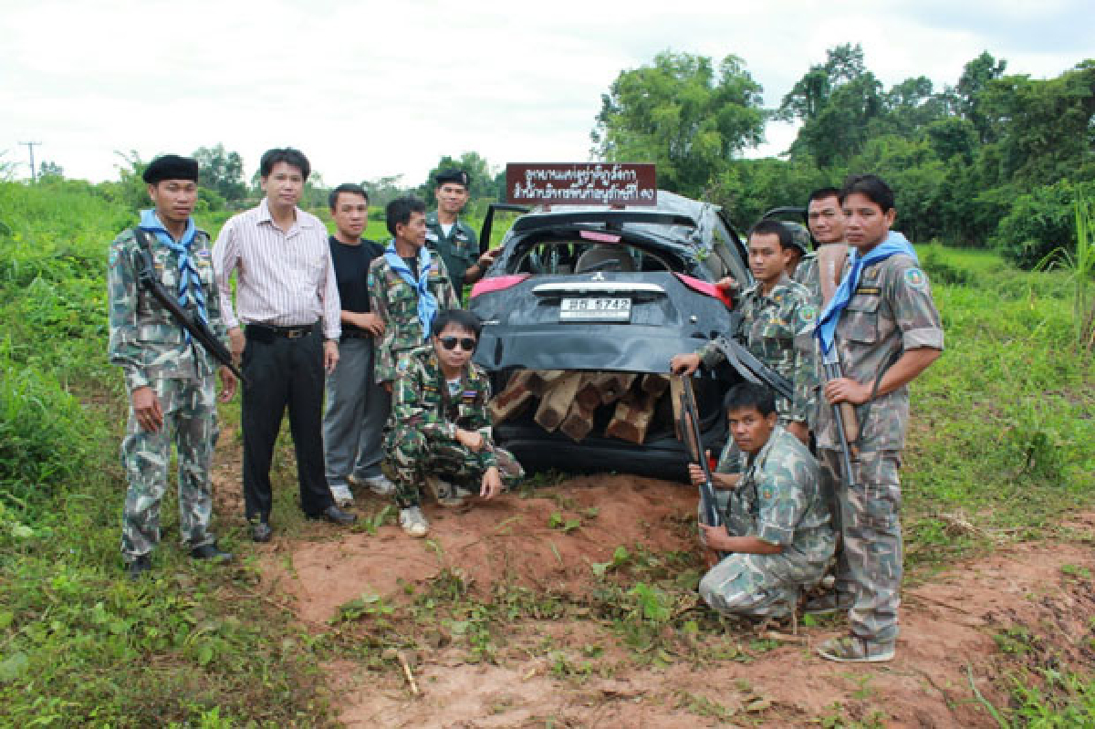 ปาเจโร่หรูลอบขนไม้พะยูงพลิกคว่ำ ปาเจโร่หรูลอบขนไม้พะยูงพลิกคว่ำ