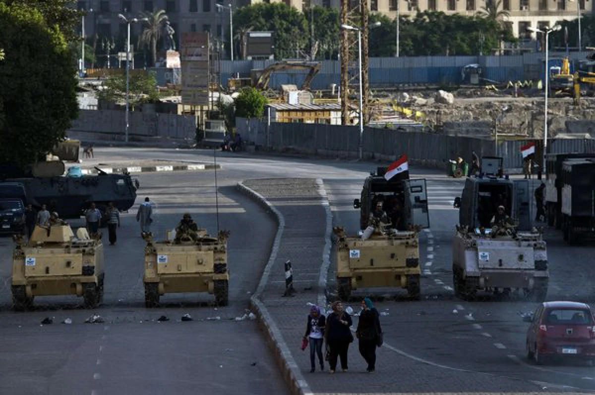 First Thais leave Egypt as violence continues