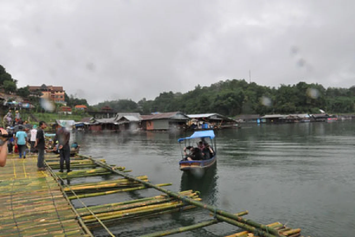 แห่ชมสะพานลูกบวบยาวที่สุดในไทย