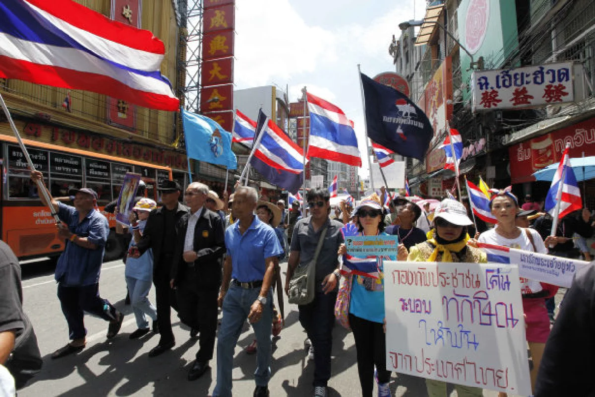 กปท.แรลลี่เยาวราชชวนคนต้านนิรโทษกรรม