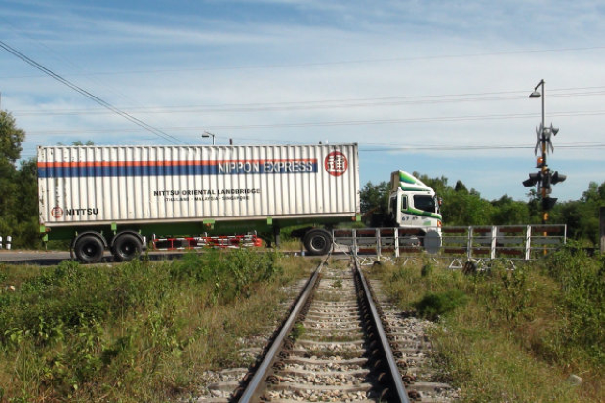 รถไฟใต้อัมพาต-ม็อบยางฮือยึดราง รถไฟใต้อัมพาต-ม็อบยางฮือยึดราง