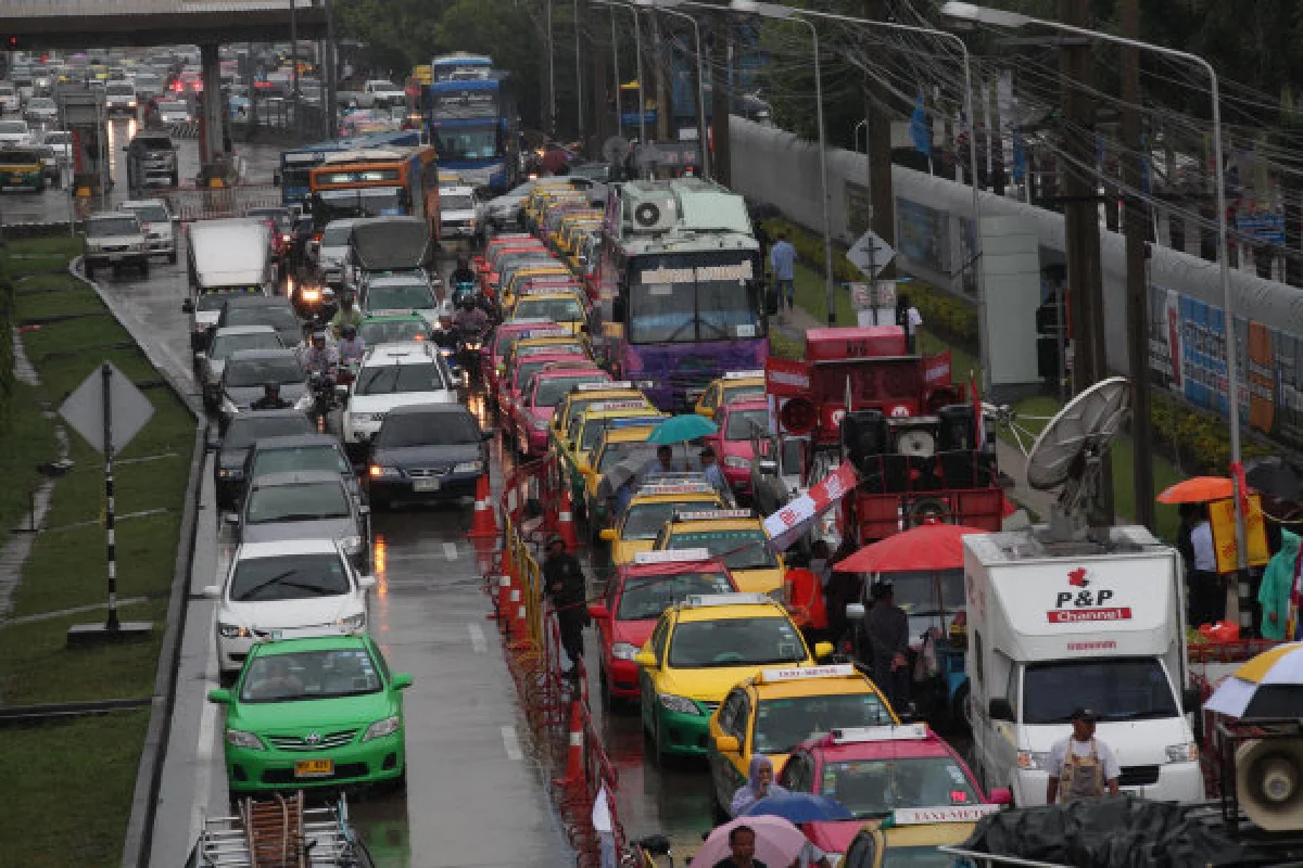 เสื้อแดงชุมนุมหน้าปตท.หนุนรัฐขึ้นLPG