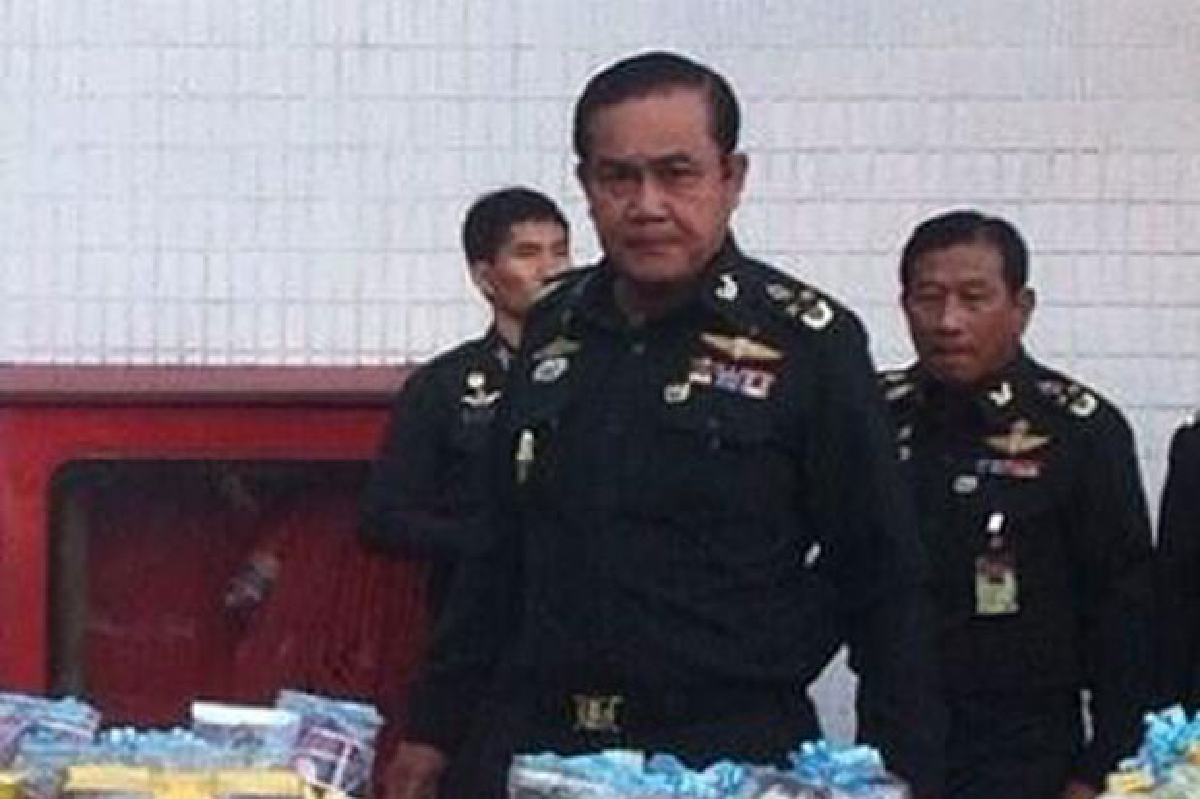 ผบ.ทบ.ทำบุญตักบาตรครบรอบ 27 ปี บก.ทบ. ผบ.ทบ.ทำบุญตักบาตรครบรอบ 27 ปี บก.ทบ.