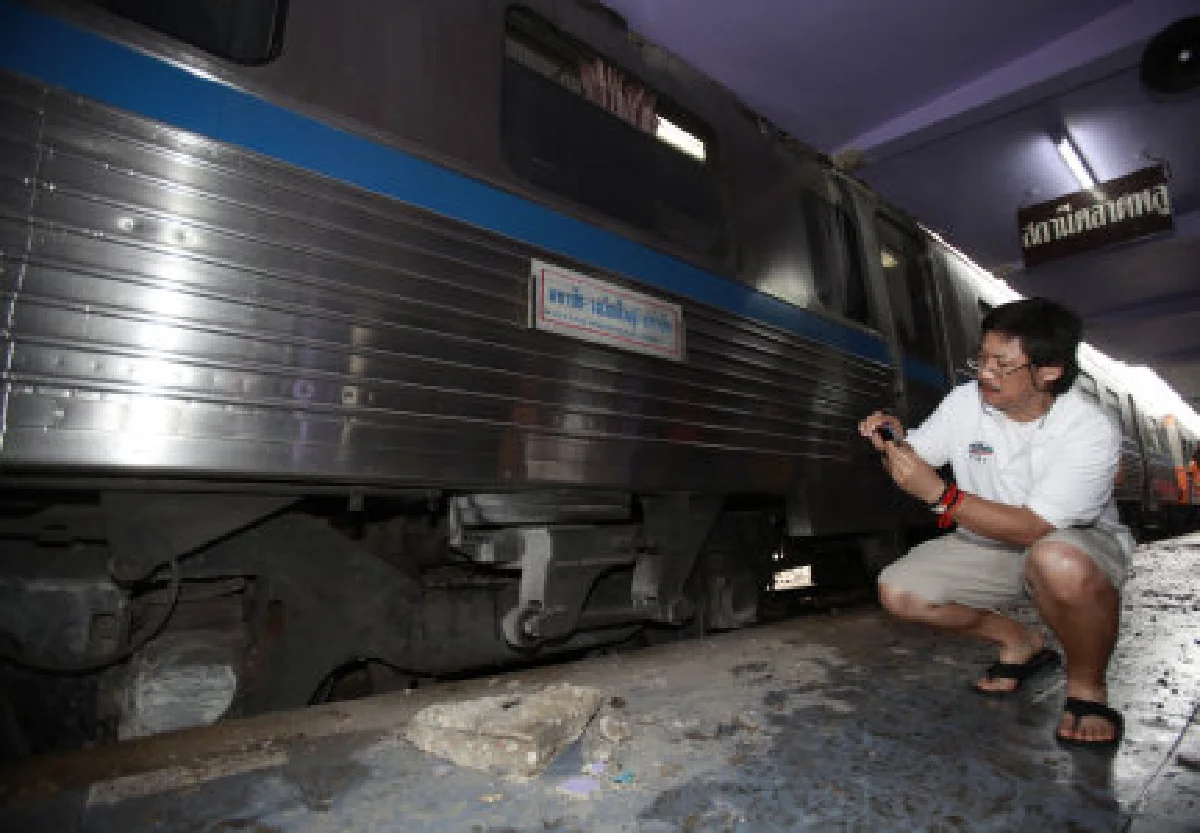 รถไฟตกรางที่ตลาดพลูมีคนเจ็บ2ราย